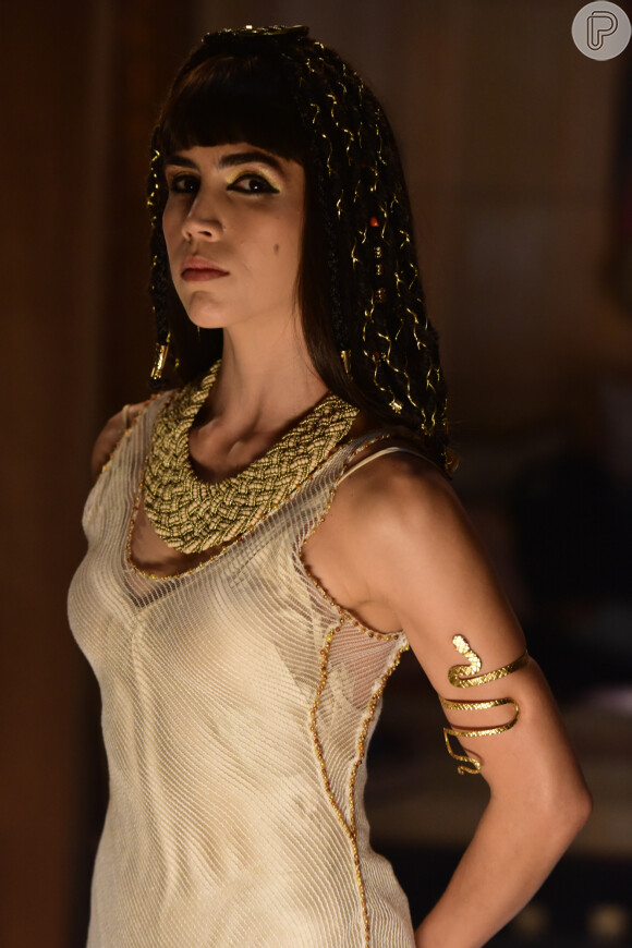 Khen (Pérola Faria) é uma das mulheres de Amenemhat III (André Ramiro) é uma jovem forte que vê na chegada de uma nova mulher ao palácio o risco de ser desprezada pelo faraó, na novela 'Gênesis'