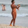 Corpo de Juliana Paes chama atenção em praia do Rio
