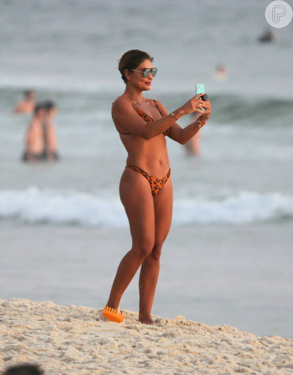Corpo de Juliana Paes chama atenção em praia do Rio