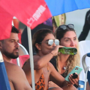 Juliana Paes bebe cerveja com amigos