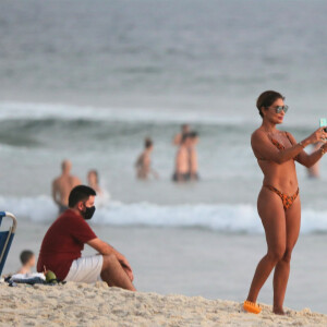 Juliana Paes exibe silhueta sarada em praia do Rio