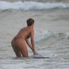 Juliana Paes curte banho de mar no Rio