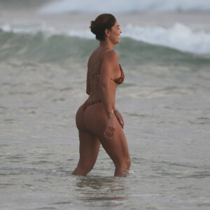 Juliana Paes exibe corpo em forma ao tomar banho de mar