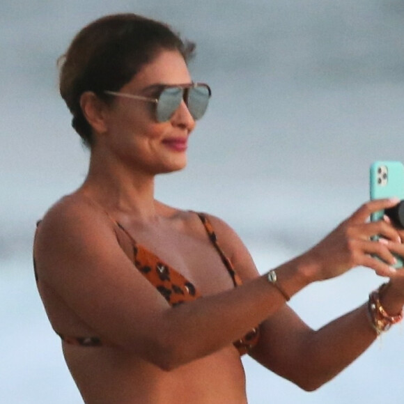 Juliana Paes curte praia do Rio de biquíni animal print, em 9 de janeiro de 2021