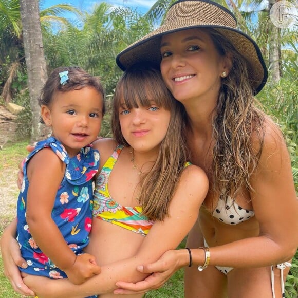 De biquíni, Ticiane Pinheiro posa com filhas, Rafaella Justus e Manuella