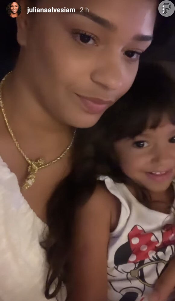 Juliana Alves mostra corte de cabelo da filha em casa