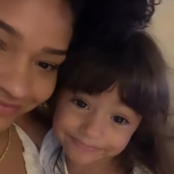 Filha de Juliana Alves, Yolanda corta o cabelo e adota franja