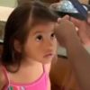 Filha de Juliana Alves conta com ajuda para cortar o cabelo