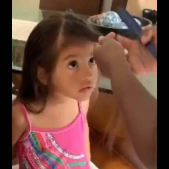 Filha de Juliana Alves conta com ajuda para cortar o cabelo