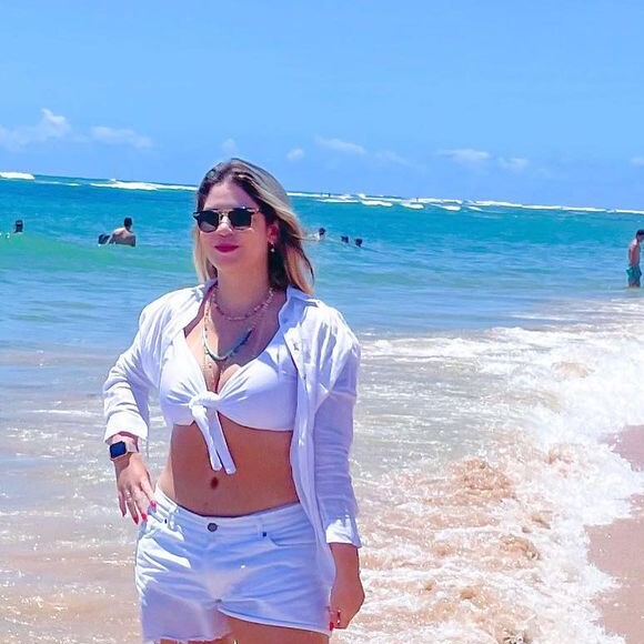 Marília Mendonça desfilou peças trendy durante férias na Bahia