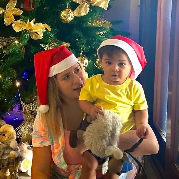 Marília Mendonça posou com o filho, Leo, no Natal