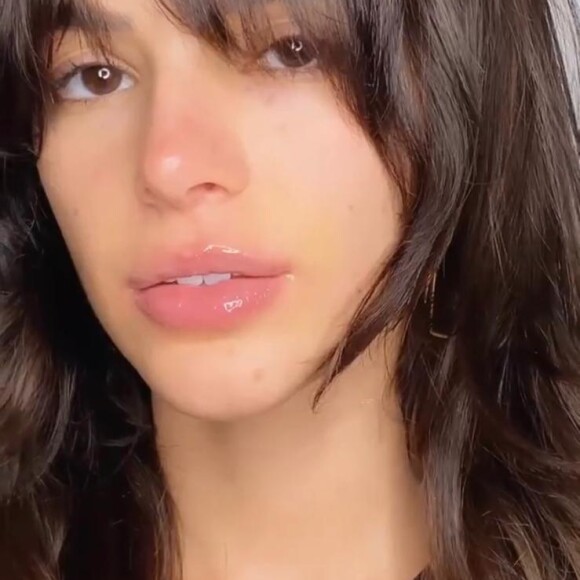 Bruna Marquezine aprova resultado final de técnica: 'Tinha visto algumas pessoas postando e adorei o resultado. O lábio fica mesmo hidratado'