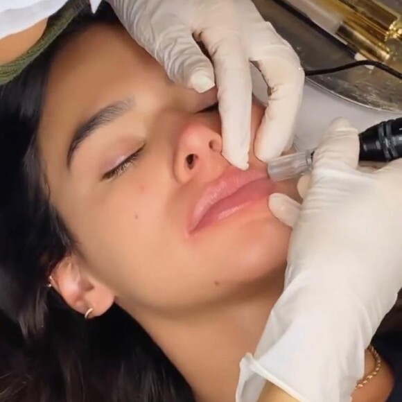 O Hidragloss consiste em uma hidratação profunda e que deixa a boca com o aspecto mais jovem e efeito glossy, como se estivesse sempre iluminado.