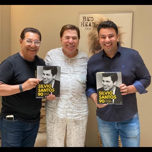 Silvio Santos coloriu o cabelo e posou com Jassa e o filho do cabeleireiro, Robson Jassa