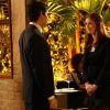 Magnólia (Zezé Polessa) vai com o marido ao restaurante Vicente, onde Maria Isis (Marina Ruy Barbosa) trabalha como recepcionista, a fim de jantar de graça, em 'Império'
