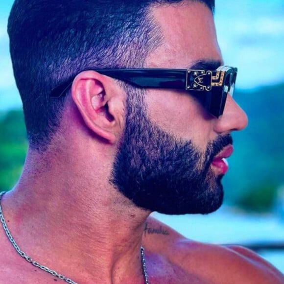 Gusttavo Lima posou em barco e web citou sua ex-mulher: 'Foto da Andressa Suita'