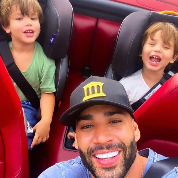 Gusttavo Lima vem aproveitando o tempo livre com os filhos, Gabriel e Samuel