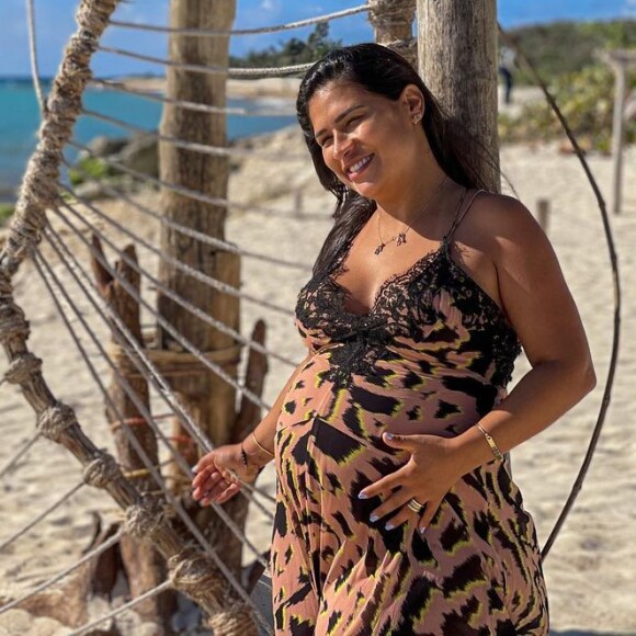 Simone, da dupla com Simaria, confessou que tem medo de sentir dor na hora do nascimento da filha