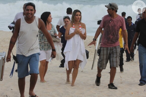 Flávia Alessandra gravou cenas de 'Salve Jorge' na praia nesta terça-feira (5)