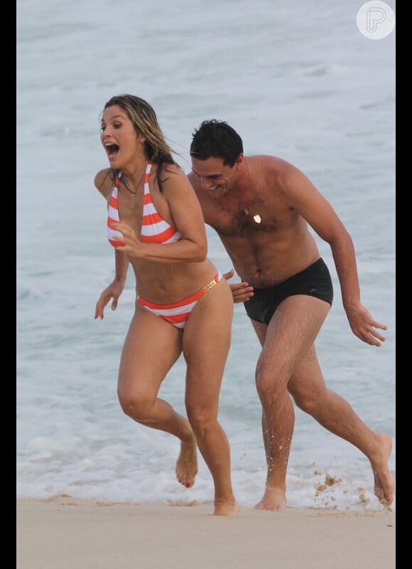 Flávia Alessandra e Rodrigo Lombardi gravam cenas de Théo e Érica se divertindo na praia nesta terça-feira (5)