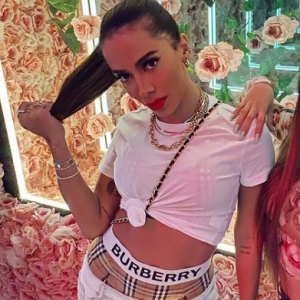 Anitta deixa calcinha hot pants à mostra em look