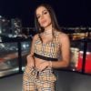 Anitta aposta na marca Burberry em seus looks para curtir baladas em Miami