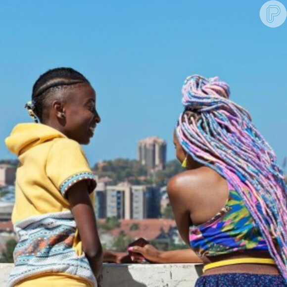 Rafiki conta a história de jovens quenianas que enfrentam obstáculos na relação