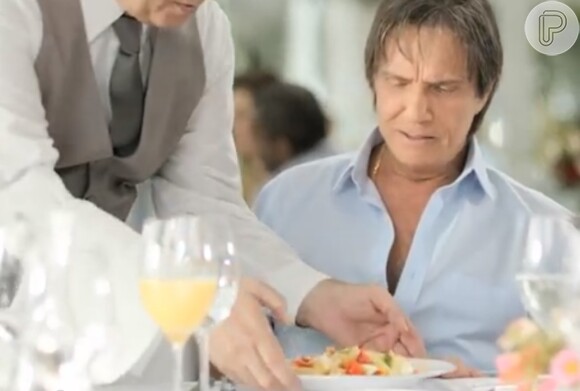 No comercial, sabendo que Roberto Carlos não come carne, o garçom lhe oferece um prato de massa