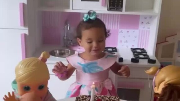 Ticiane Pinheiro filmou a filha caçula cantando 'parabéns' para suas bonecas