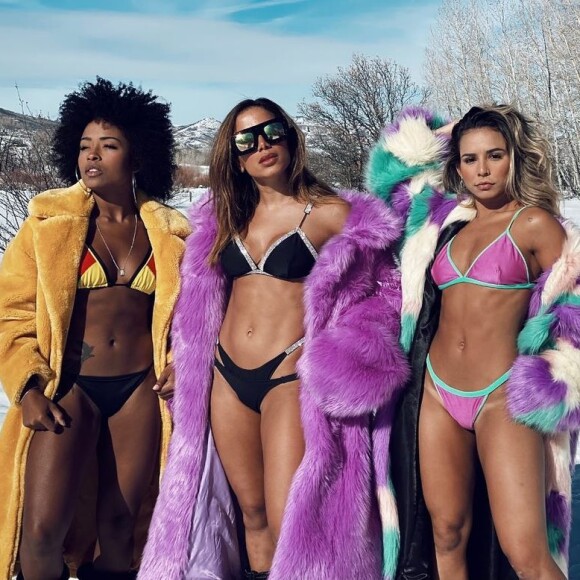 Anitta usa casaco oversidez com pelo fake da marca Stand Studio, na cor lavanda, de $595, R$ 3,1 mil aproximadamente