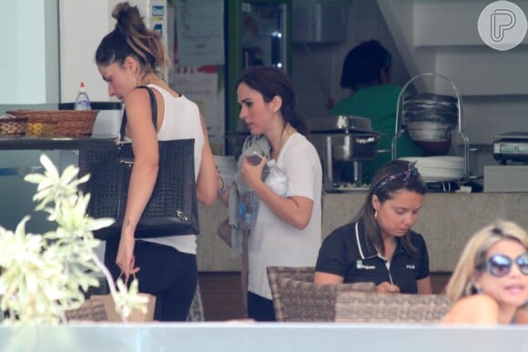 Tatá Werneck sai da academia na companhia de uma amiga e brinca com o paparazzo, em 11 de novembro e 2014