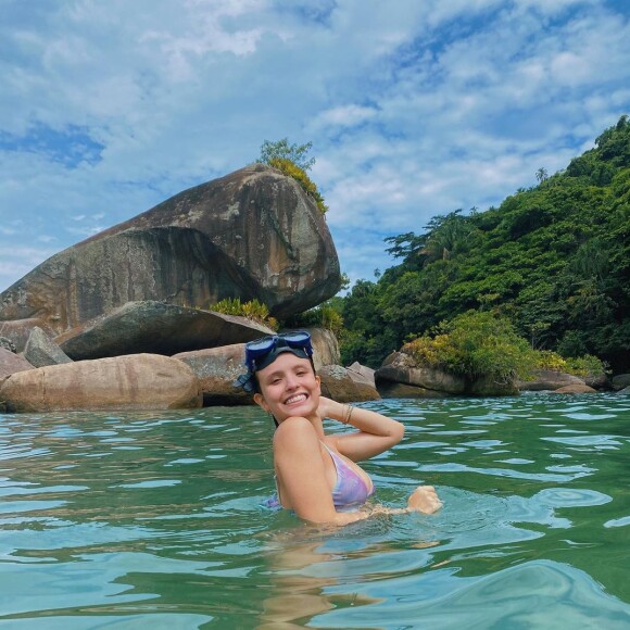 Larissa Manoela posou com óculos de mergulho durante viagem