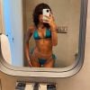 Bruna Marquezine apareceu de biquíni, marcando a barriga sarada em uma selfie no espelho
