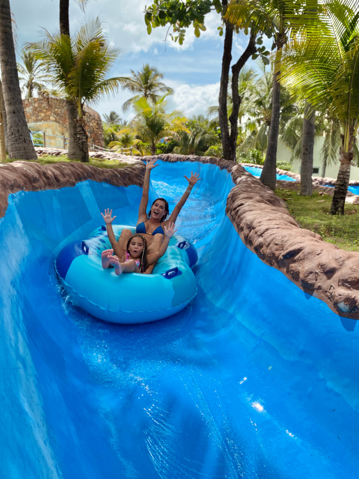 Foto: Deborah Secco e a filha, Maria Flor, se divertem em parque aquático  Beach Park - Purepeople