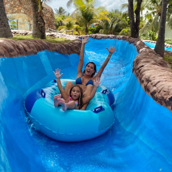 Deborah Secco e a filha, Maria Flor, se divertem em parque aquático Beach Park