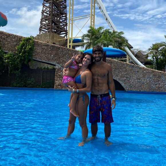 Deborah Secco evidenciou corpo definido em foto de biquíni com filha e marido