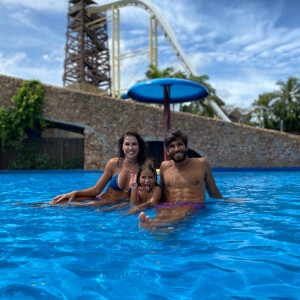 Deborah Secco e o marido, Hugo Moura, curtem o Beach Park com Maria Flor, de 5 anos