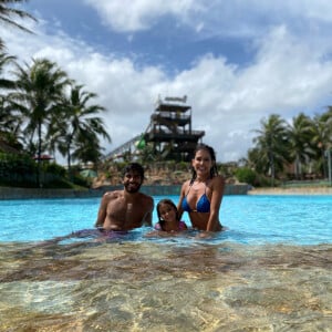 Deborah Secco se diverte com marido, Hugo Moura, e filha, Maria Flor, no Beach Park