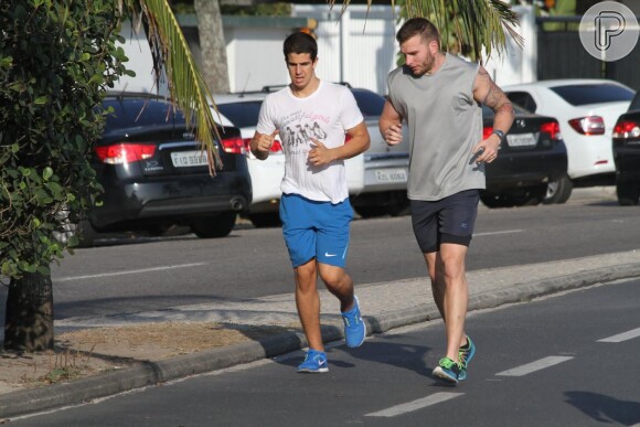 Enzo Celulari, filho de Edson Celulari e Claudia Raia, corre na orla de praia da Barra da Tijuca, no Rio de Janeiro, nesta terça-feira, 11 de novembro de 2014