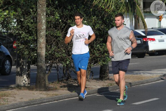 Enzo Celulari, filho de Edson Celulari e Claudia Raia, corre na Barra da Tijuca, no Rio de Janeiro