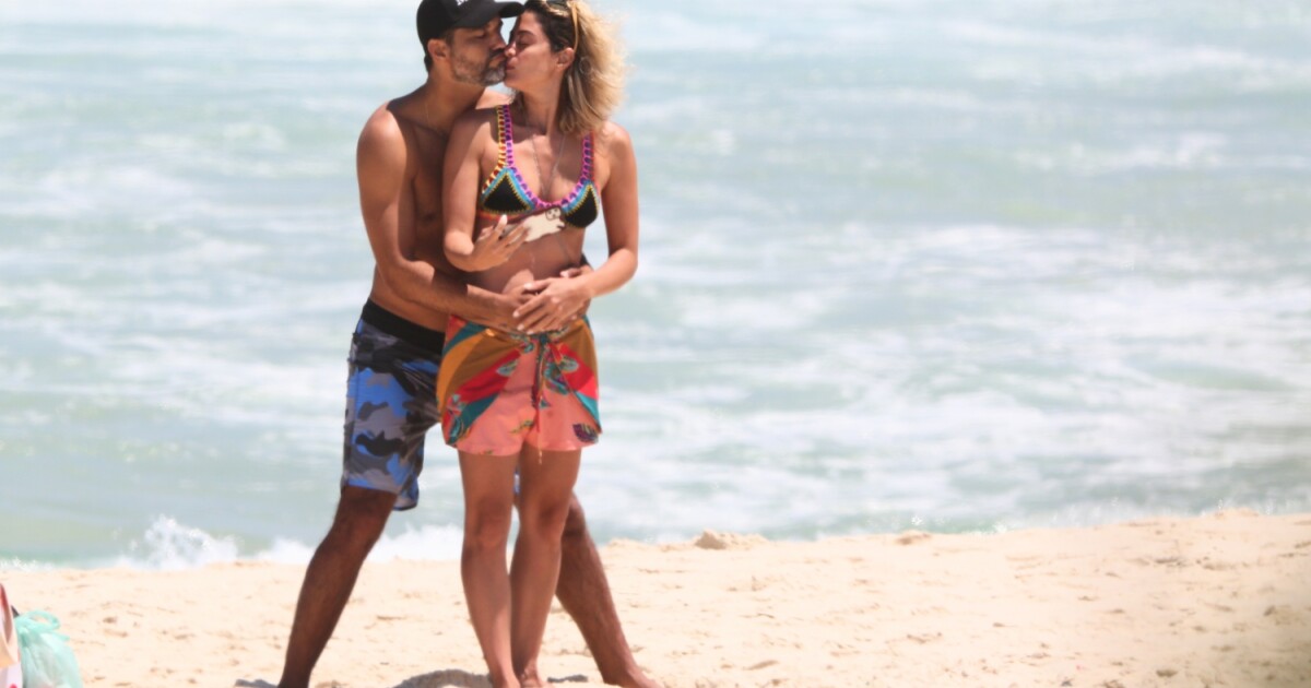 Biquíni de crochê é aposta de carol castro para dia de praia com bruno cabrerizo