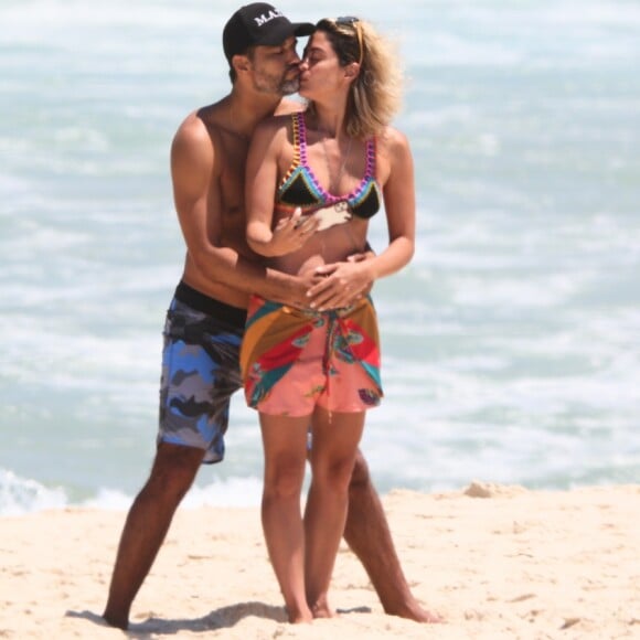 Carol Castro e Bruno Cabrerizo trocam carinhos em praia no Rio de Janeiro