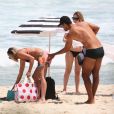  Carol Castro ganha mão boba do namorado, Bruno Cabrezio, em praia do RJ 
