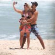  Carol Castro e Bruno Cabrerizo tiram  selfies no celular da atriz  