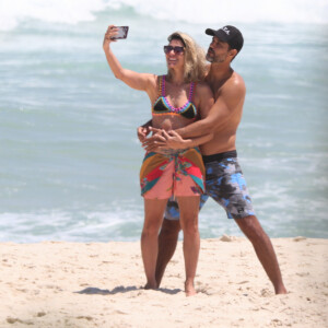 Carol Castro e Bruno Cabrerizo curtem dia de calor no Rio de Janeiro