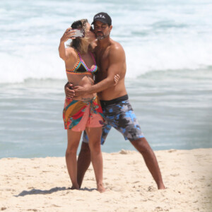 Carol Castro e Bruno Cabrerizo são fotografados em clima de romance na praia