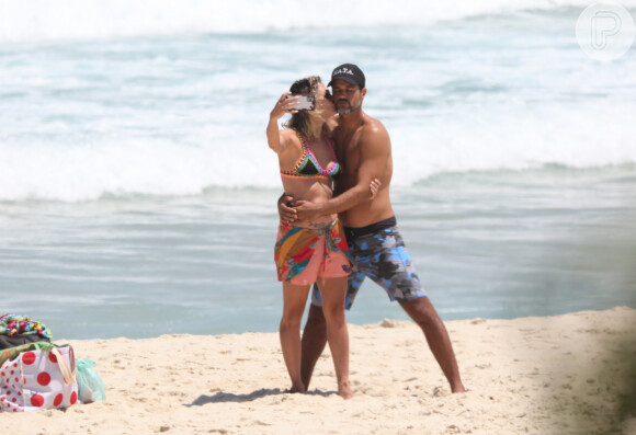 Carol Castro e Bruno Cabrerizo são fotografados em clima de romance na praia