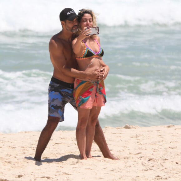 Carol Castro e Bruno Cabrerizo curtem dia de praia 