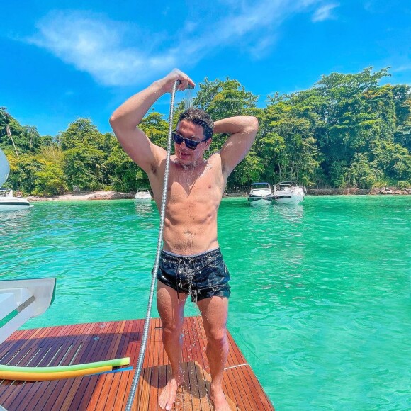 Wesley Safadão sensualiza ao posar tomado banho de mangueira