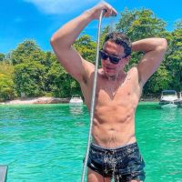 Wesley Safadão mostra corpo definido em banho de mangueira e provoca: 'Tá calor'